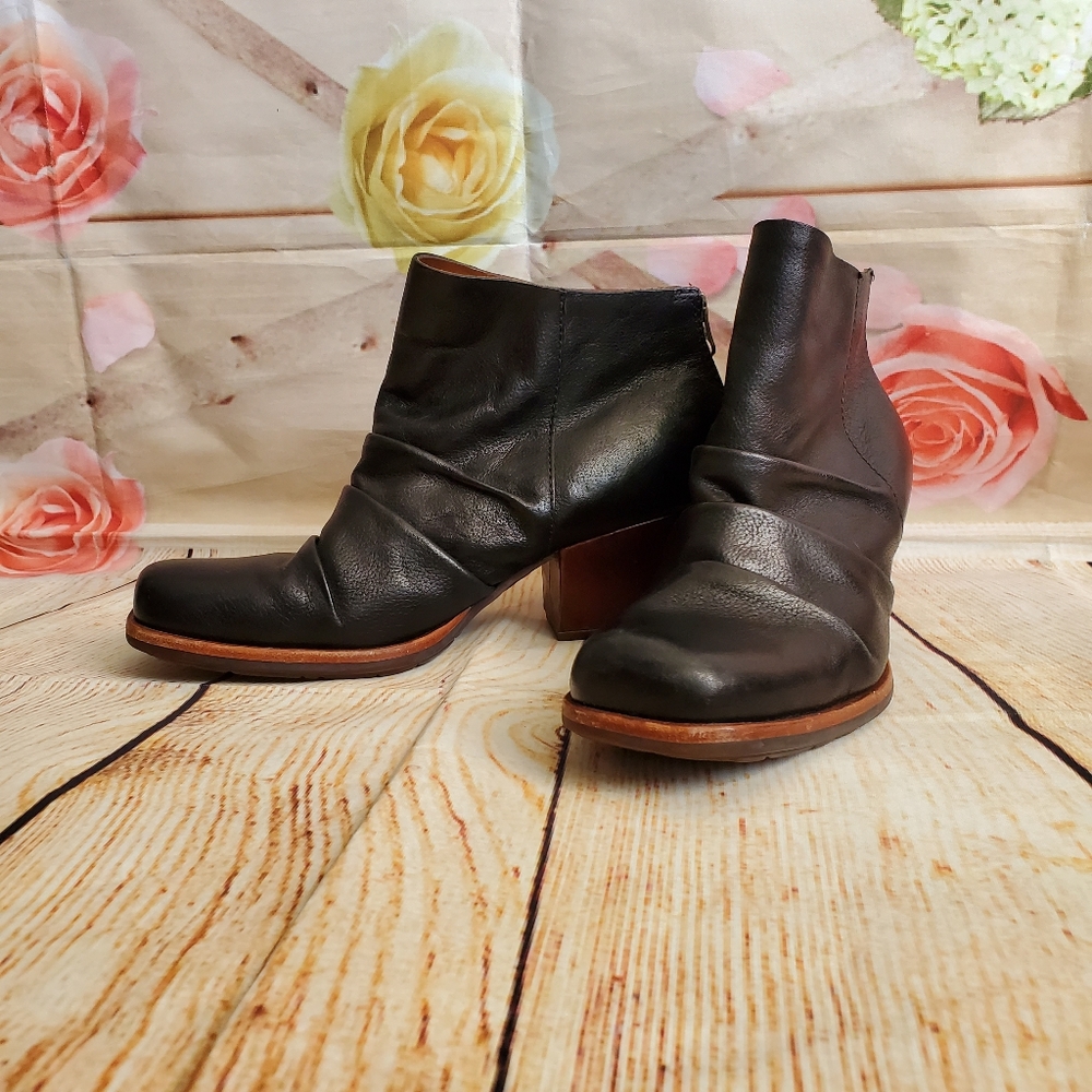 Kork Ease short black booties